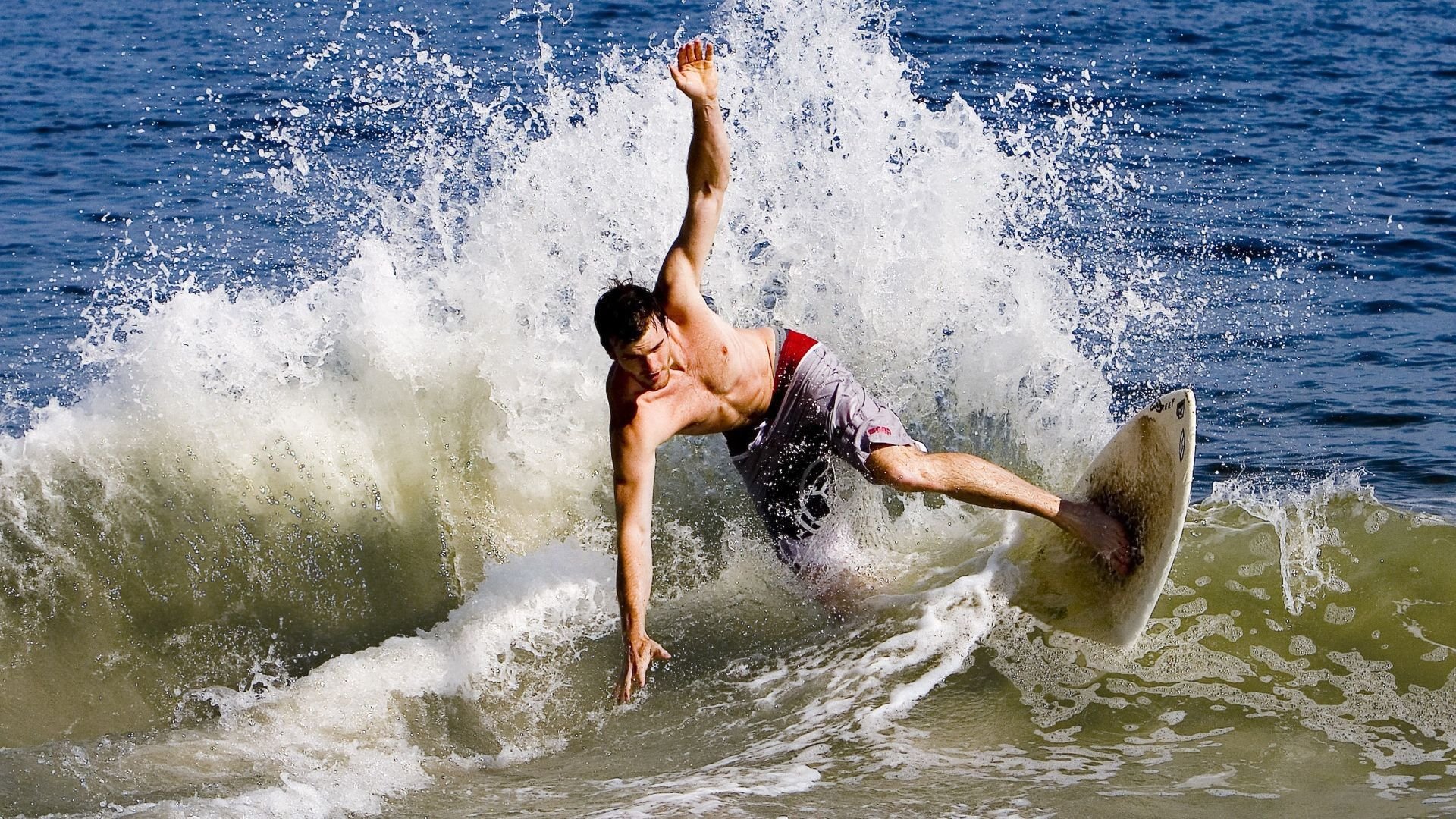 巴萨在欧洲超级杯中击败对手，夺得第六座欧洲超级杯奖杯，欧洲冠军联赛巴萨